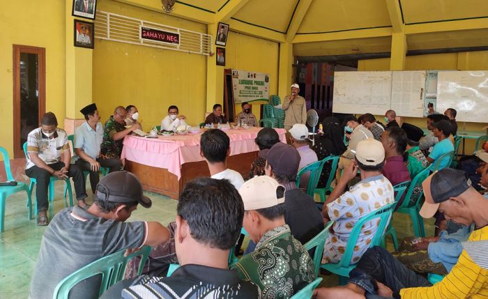 Warga Mengare Gresik Anggap Banjir Rob yang Rendam Ratusan Hektare Tambak Dampak Reklamasi di JIIPE Warga Mengare Gresik Anggap Banjir Rob yang Rendam Ratusan Hektare Tambak Dampak Reklamasi di JIIPE
