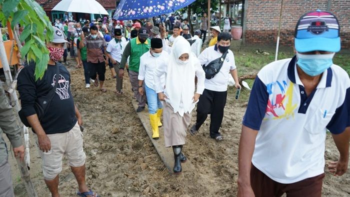 Ikhfina dan Gus Barra Berikan Bantuan ke Warga Terdampak Banjir di Dawarblandong Ikhfina dan Gus Barra Berikan Bantuan ke Warga Terdampak Banjir di Dawarblandong