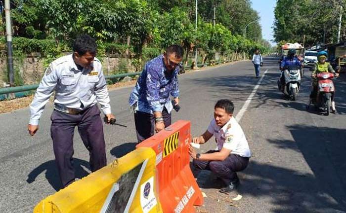 Hindari Kecelakaan, Dishub Gresik Pasang Separator Jalan