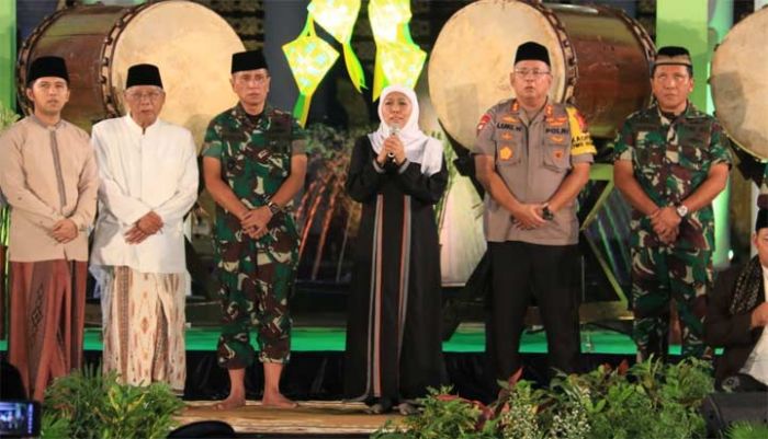 Gubernur Pimpin Takbir Bersama Masyarakat dan Forkopimda di Masjid Al Akbar Gubernur Pimpin Takbir Bersama Masyarakat dan Forkopimda di Masjid Al Akbar