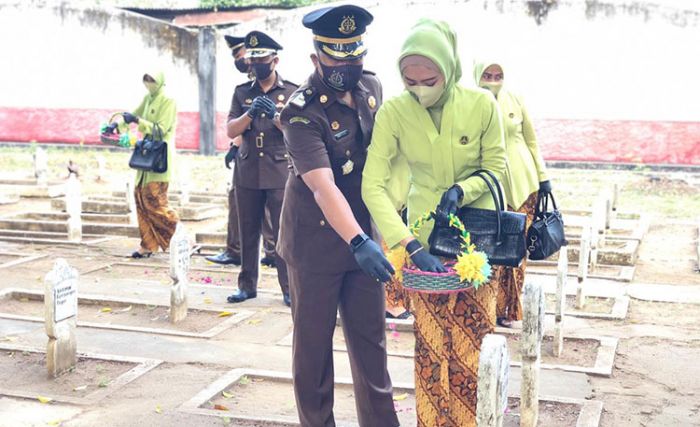 ​Peringati Hari Bhakti Adhyaksa, Kajari Ponorogo Beserta Jajaran Ziarah ke Taman Makam Pahlawan