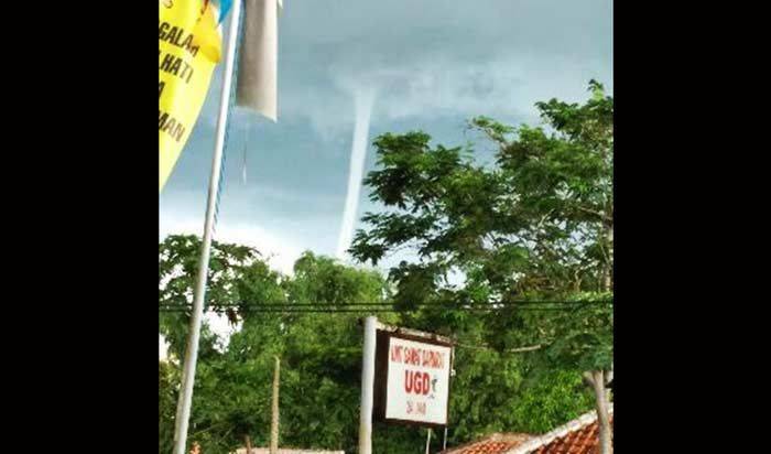 Puting Beliung di Kecamatan Proppo Pamekasan Bikin Pasien Puskesmas Kalang Kabut Puting Beliung di Kecamatan Proppo Pamekasan Bikin Pasien Puskesmas Kalang Kabut