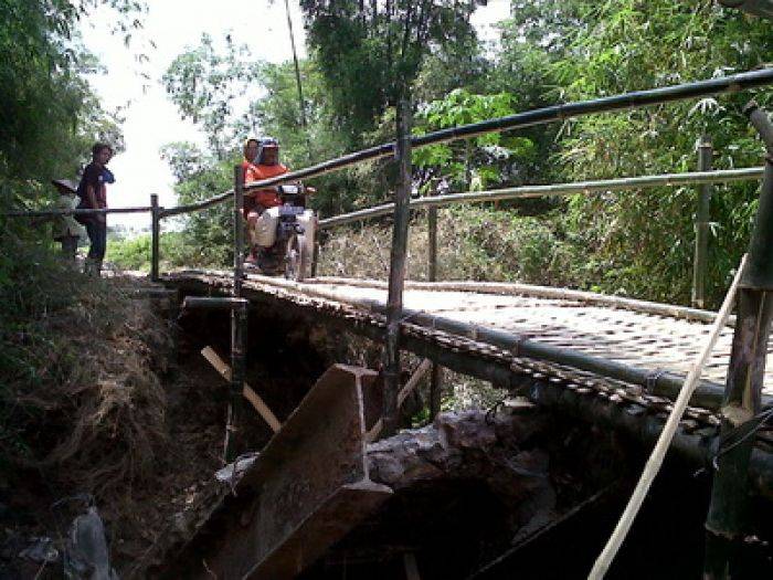 Diterjang Banjir Bandang, Jembatan di Kedungadem Putus Diterjang Banjir Bandang, Jembatan di Kedungadem Putus