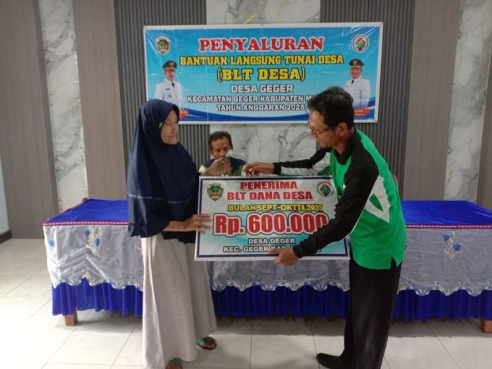 Bantu Ekonomi Warga, Pemdes Geger Madiun Salurkan BLT Dana Desa Bantu Ekonomi Warga, Pemdes Geger Madiun Salurkan BLT Dana Desa