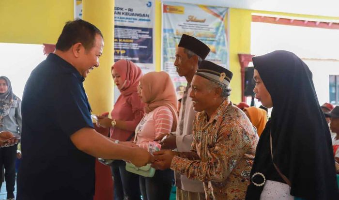 Pemkab Jember Bagikan Bantuan DBHCHT di Kalisat