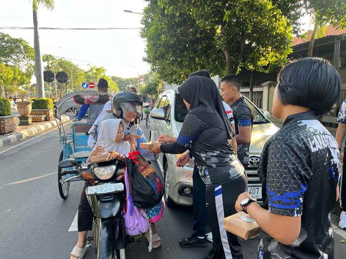 Jumat Berkah, Lapas Tuban Bagikan Sarapan Gratis untuk Warga Sekitar Jumat Berkah, Lapas Tuban Bagikan Sarapan Gratis untuk Warga Sekitar