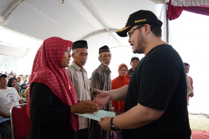 Bupati Kediri Serahkan Sertifikat Tanah Elektronik PTSL Pertama Kali di Kecamatan Kepung Bupati Kediri Serahkan Sertifikat Tanah Elektronik PTSL Pertama Kali di Kecamatan Kepung