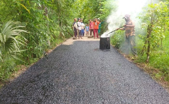 Proyek Pengerasan Jalan Diduga Tak Sesuai Spek, TPK Desa Kalimook Sumenep: Sudah Sesuai RAB