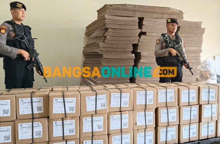 Tiba di Kota Blitar, KPU Segera Lakukan Sortir Lipat Surat Suara Pilgub Jatim Tiba di Kota Blitar, KPU Segera Lakukan Sortir Lipat Surat Suara Pilgub Jatim
