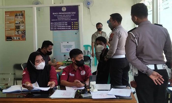Sudah Bayar Mahal dan Gagal Bikin SIM, Remaja di Banyuwangi Keluhkan Fungsi Sertifikat Mengemudi Sudah Bayar Mahal dan Gagal Bikin SIM, Remaja di Banyuwangi Keluhkan Fungsi Sertifikat Mengemudi