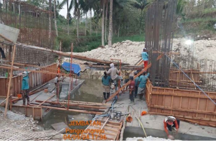 Pemkab Blitar Bangun Jembatan di Pesisir Selatan dengan Anggaran hingga Rp4 Miliar dari DBHCHT Pemkab Blitar Bangun Jembatan di Pesisir Selatan dengan Anggaran hingga Rp4 Miliar dari DBHCHT