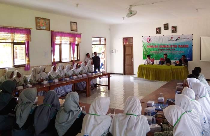Siswa SMAN Kenduruan Terima Pelatihan Jurnalistik Siswa SMAN Kenduruan Terima Pelatihan Jurnalistik