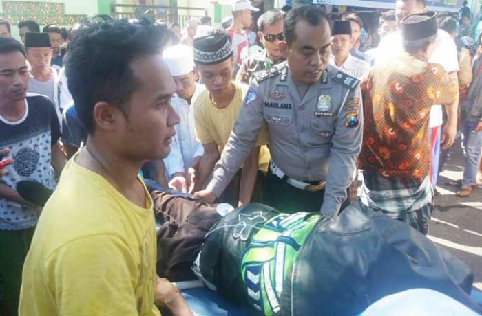 Kecelakaan Maut di Jalan Raya Trasak Pamekasan, Pemotor Tabrak Bus Parkir, Langsung Disambar Jazz Kecelakaan Maut di Jalan Raya Trasak Pamekasan, Pemotor Tabrak Bus Parkir, Langsung Disambar Jazz