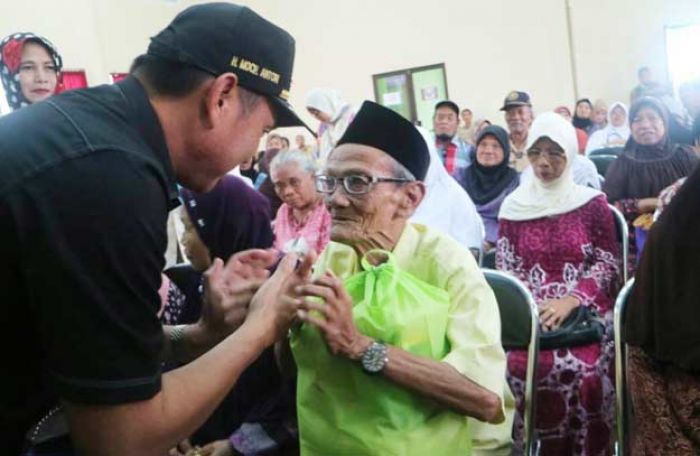 Keliling Kecamatan, Wali Kota Malang Beri Bansos untuk Lansia Keliling Kecamatan, Wali Kota Malang Beri Bansos untuk Lansia