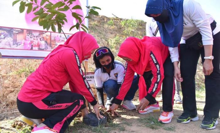 Semarakkan HUT Polwan ke-72, Polres Lamongan Gelar Gowes dan Tanam Pohon di Lapangan Tembak