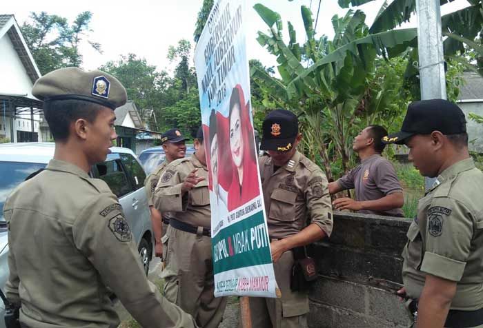 Tak Sesuai Aturan, APK Paslon Cagub Jatim Dicopot Panwaslu Kota Blitar Tak Sesuai Aturan, APK Paslon Cagub Jatim Dicopot Panwaslu Kota Blitar