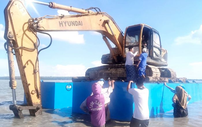Konflik Reklamasi Gersik Putih Sumenep Kembali Panas, Warga Hadang Operasional Ekskavator di Laut