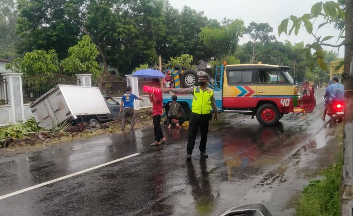 Sopir Hilang Konsentrasi, Mobil Box Terjebak di Saluran Drainase Sopir Hilang Konsentrasi, Mobil Box Terjebak di Saluran Drainase