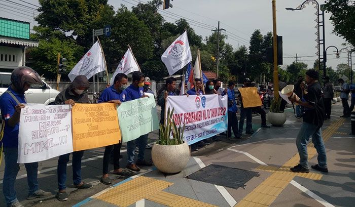 Tuntut Aturan JHT Dicabut, Buruh di Jombang Gelar Demo Tuntut Aturan JHT Dicabut, Buruh di Jombang Gelar Demo