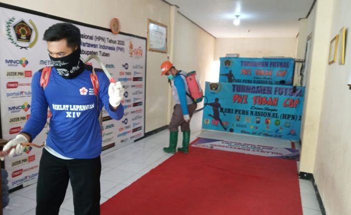 Cegah Corona, Sekretariat PWI dan Balai Wartawan Tuban Disemprot Disinfektan Cegah Corona, Sekretariat PWI dan Balai Wartawan Tuban Disemprot Disinfektan