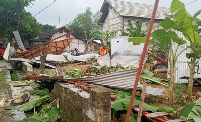 Sebuah Rumah di Tuban Roboh Diterjang Hujan Deras dan Angin Kencang