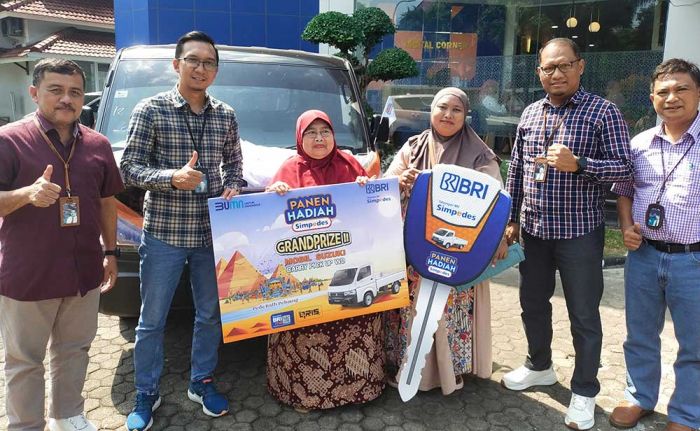 Cerita Warga Tuban yang Beruntung Dapat Undian Mobil dari BRI, Dikira Tetangga Punya Utang Besar Cerita Warga Tuban yang Beruntung Dapat Undian Mobil dari BRI, Dikira Tetangga Punya Utang Besar