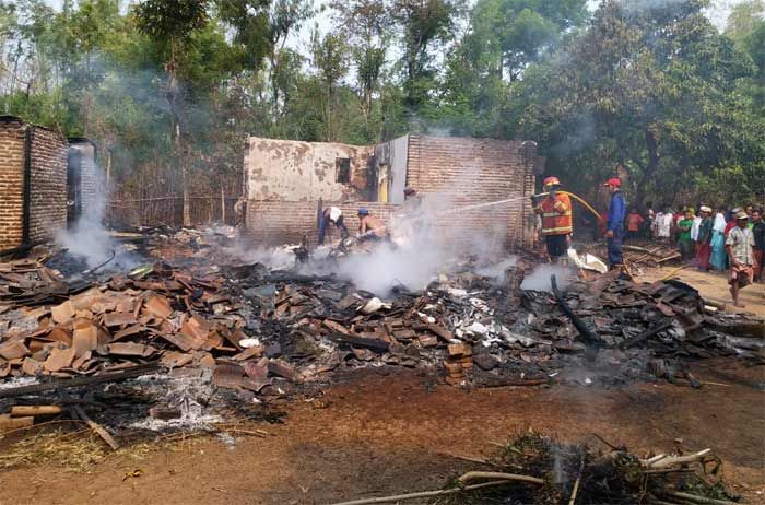 Diduga Akibat Korsleting, Rumah Warga Desa Rembang Pasuruan Terbakar  