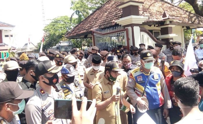 Demo, Mahasiswa dan Petani Tembakau Pamekasan Tuntut Pemkab dan DPRD Buat Regulasi Harga Tembakau Demo, Mahasiswa dan Petani Tembakau Pamekasan Tuntut Pemkab dan DPRD Buat Regulasi Harga Tembakau