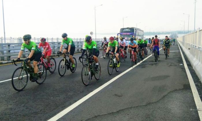 Kasdam Brawijaya dan Danrem 084 Bhaskara Jaya Gowes Telusuri Jalanan Surabaya-Madura Kasdam Brawijaya dan Danrem 084 Bhaskara Jaya Gowes Telusuri Jalanan Surabaya-Madura
