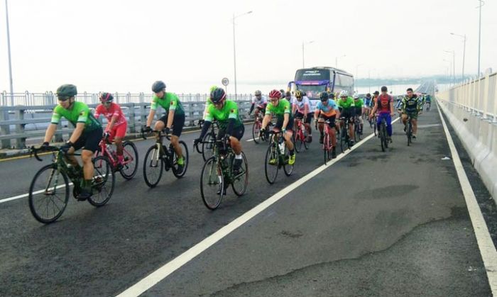 Kasdam Brawijaya dan Danrem 084 Bhaskara Jaya Gowes Telusuri Jalanan Surabaya-Madura