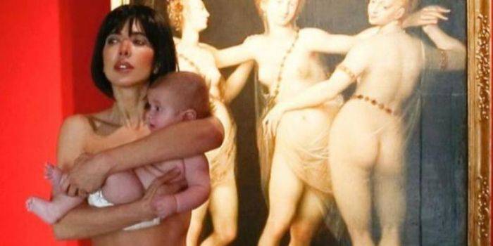 Gendong Bayi Sambil Telanjang, Perempuan ini Klaim Hal Tersebut Bagian Seni