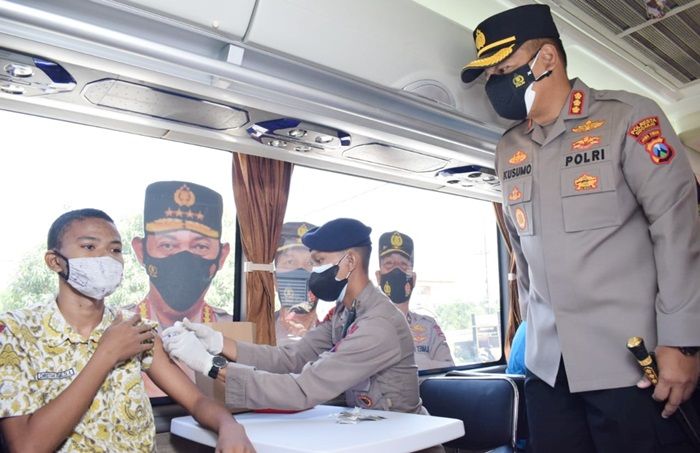 Kapolresta Sidoarjo Pantau Vaksinasi Pelajar di SMK Kemala Bhayangkari 1 Waru Kapolresta Sidoarjo Pantau Vaksinasi Pelajar di SMK Kemala Bhayangkari 1 Waru