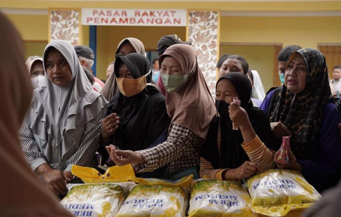 Operasi Pasar Murah di Tuban, Ibu-Ibu Berebut Beras Medium Murah Operasi Pasar Murah di Tuban, Ibu-Ibu Berebut Beras Medium Murah