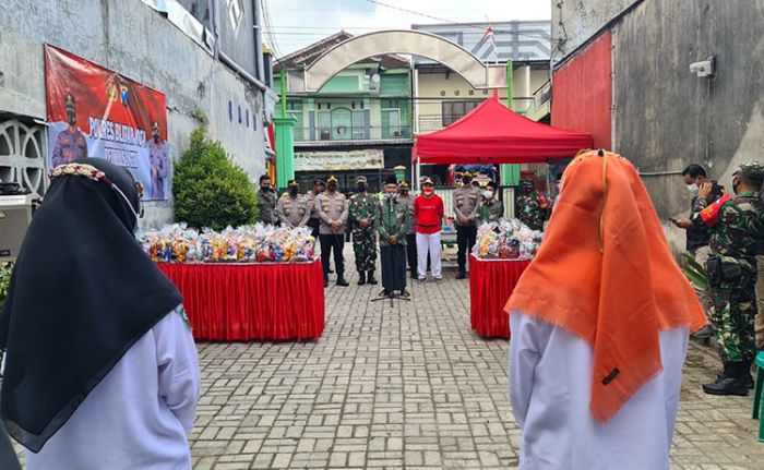 TNI-Polri Kunjungi dan Beri Motivasi Santri Isolasi di Kota Blitar TNI-Polri Kunjungi dan Beri Motivasi Santri Isolasi di Kota Blitar