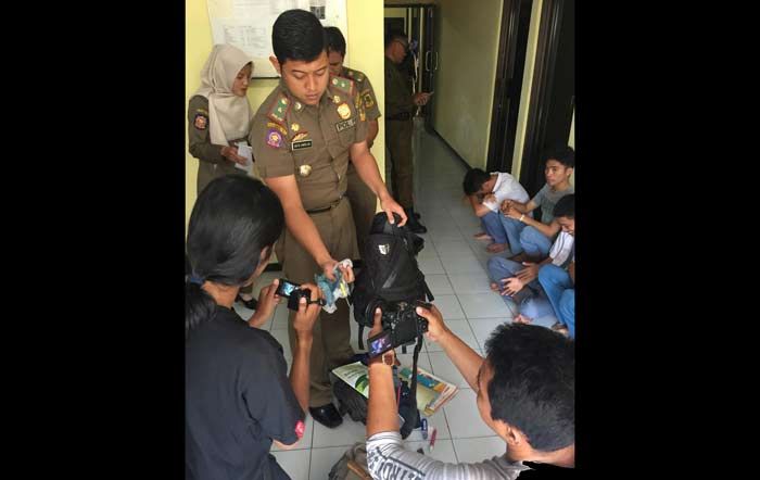 Terjaring Pol PP, 12 Pelajar MTs/SMA/MAN Bawa Sajam, Obeng, dan Jimat Terjaring Pol PP, 12 Pelajar MTs/SMA/MAN Bawa Sajam, Obeng, dan Jimat