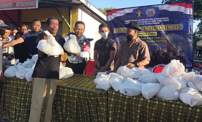 ​Jelang Hari Raya Idul Fitri 1442 H, Lapas Kelas IIA Pamekasan Bagikan Ratusan Paket Sembako