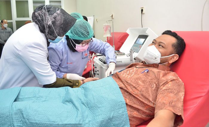 Jadi Penyintas Covid-19, Bupati Gus Yani Lakukan Donor Plasma Konvalesen Jadi Penyintas Covid-19, Bupati Gus Yani Lakukan Donor Plasma Konvalesen