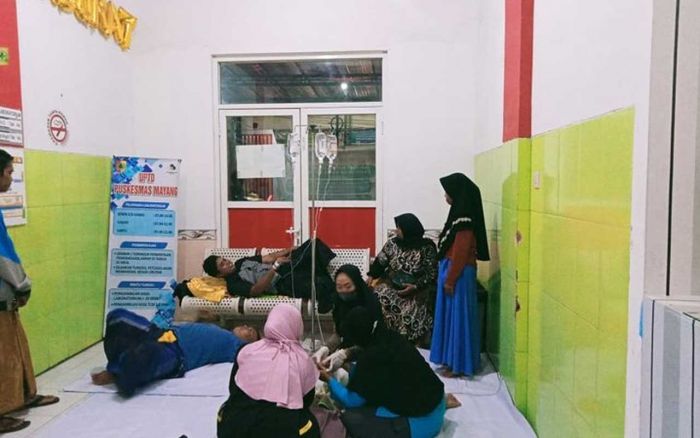 Diduga Keracunan, Puluhan Orang di Jember Dilarikan Ke Puskesmas Diduga Keracunan, Puluhan Orang di Jember Dilarikan Ke Puskesmas
