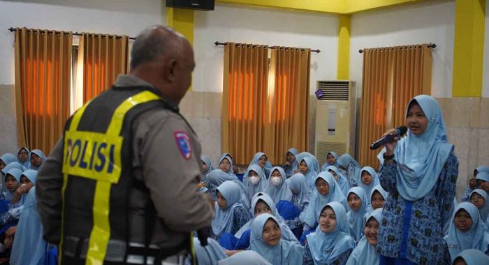 Siswa Baru SMP Muhammadiyah 2 Dapat Edukasi dari Kanit Lantas Polsek Taman Siswa Baru SMP Muhammadiyah 2 Dapat Edukasi dari Kanit Lantas Polsek Taman