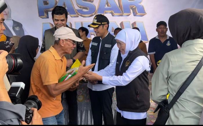 Tekan Inflasi Jelang Lebaran, Gubernur Khofifah Pantau Pasar Murah di Stasiun Lama