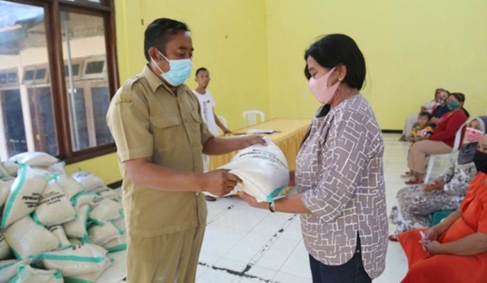 Bantuan Beras Covid-19 Pemkab Kediri Sampai ke Tangan Warga Terdampak Covid-19 Bantuan Beras Covid-19 Pemkab Kediri Sampai ke Tangan Warga Terdampak Covid-19