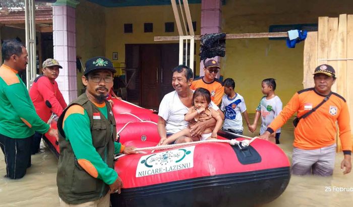 Korban Banjir Luapan Kali Lamong di Balongpanggang Gresik Dievakuasi Korban Banjir Luapan Kali Lamong di Balongpanggang Gresik Dievakuasi
