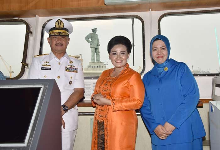 Pangarmatim Dampingi Ibu Panglima TNI Joy Sailling Menggunakan KRI Dr Soeharso-990 Pangarmatim Dampingi Ibu Panglima TNI Joy Sailling Menggunakan KRI Dr Soeharso-990