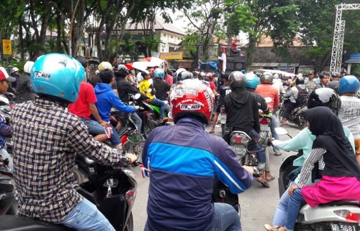 Jalan Rusak, Ribuan Warga Pantura Demo DPRD dan Pemkab Gresik