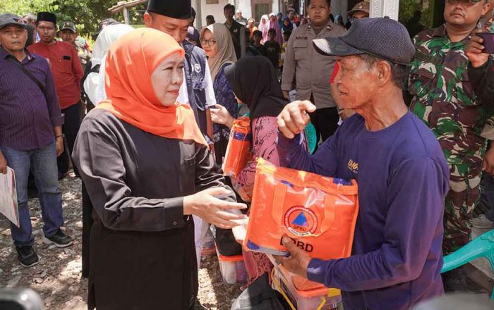 Serahkan Bantuan untuk Korban Gempa Situbondo, Khofifah Tekankan Pentingnya Desa Tangguh Bencana