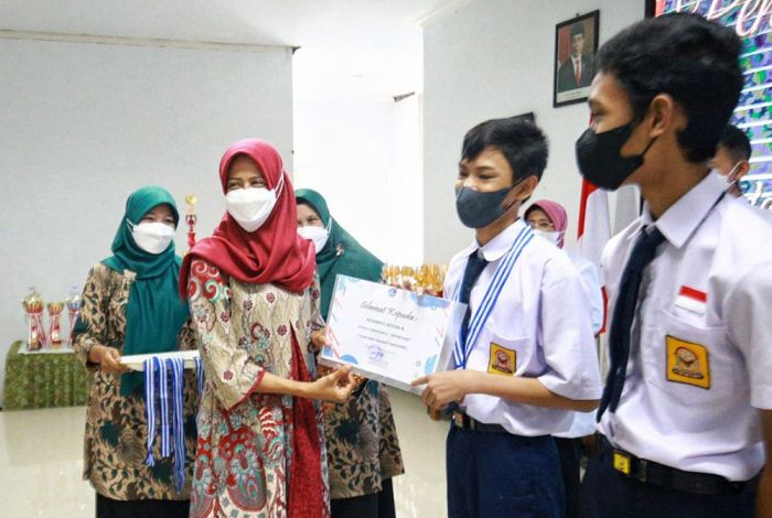 Ketua TP PKK Kota Kediri Beri Penghargaan untuk Insan Berprestasi Ketua TP PKK Kota Kediri Beri Penghargaan untuk Insan Berprestasi