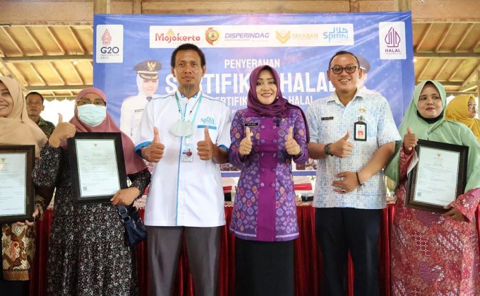 Puluhan Pengusaha IKM di Mojokerto Terima Sertifikat Halal Puluhan Pengusaha IKM di Mojokerto Terima Sertifikat Halal