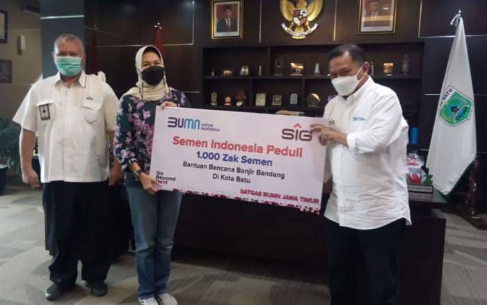 Dukung Percepatan Perbaikan Infrastruktur Pasca Bencana di Batu, PT SIG Salurkan 1.000 Karung Semen