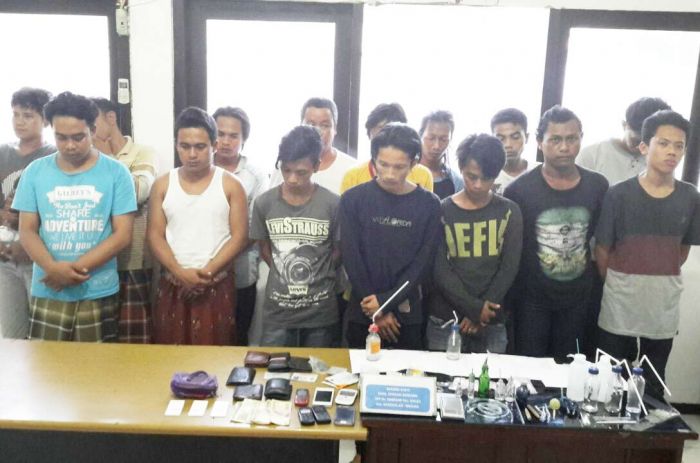Kampung Narkoba di Socah Bangkalan Digerebek: Banyak yang Kabur, 15 Tersangka Diamankan Kampung Narkoba di Socah Bangkalan Digerebek: Banyak yang Kabur, 15 Tersangka Diamankan