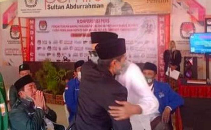 Saat Haru, Ra Mamak Peluk Mas Kiai Saat Pendaftaran Cabup-Cawabup Sumenep Saat Haru, Ra Mamak Peluk Mas Kiai Saat Pendaftaran Cabup-Cawabup Sumenep